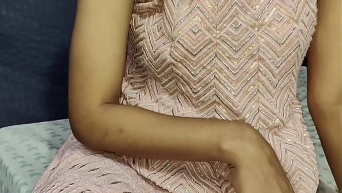 इंडियन हसीना स्टूडेंट रोल की नकल करती है, हिंदी ऑडियो में अपनी अदाओं से सबको दीवाना बना देती है।