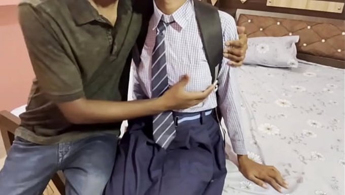 बेबीनिक ने बेबीमोनी की चूत में जोरदार ठोकाई की, जब वो हांफ रही थी, हिंदी में।