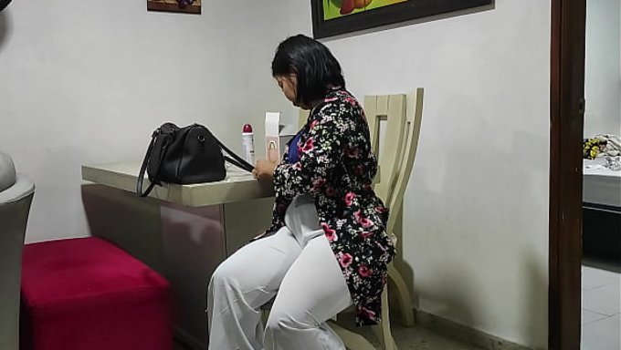 मेरे पति को नहीं पता कि मैं उसके सौतेले भतीजे को किचन में चोद रही हूँ।