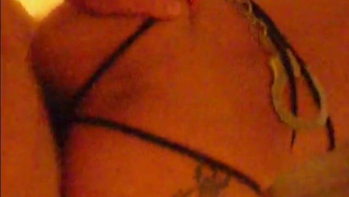 ब्रूनेट Milf अपनी टाइट चूत को पीछे से चोदवाती है।