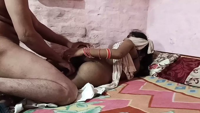 बड़ी गांड वाली पत्नी को पति से कठोर लंड मिलता है।