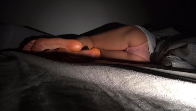 पत्नी और प्रेमी का सोफे पर गुप्त संबंध है जबकि पति दूर है। असली धोखा