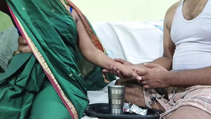 भारतीय भाभी हो जाता है गुदा और कठोर सेक्स में कुत्ते की शैली