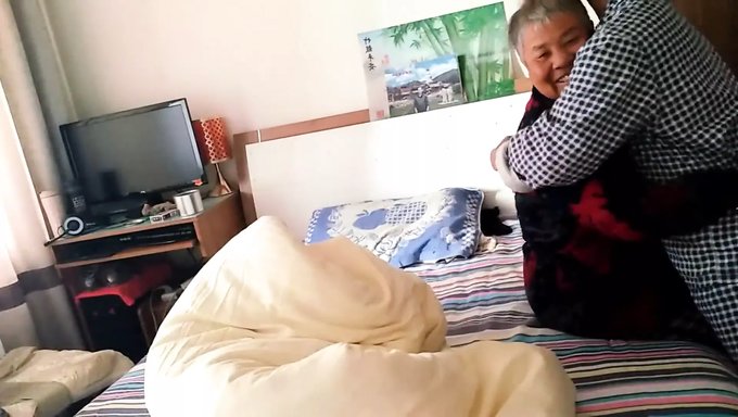 गर्म वीडियो में परिपक्व महिला की चूत में प्रवेश