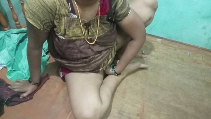 शिक्षक और छात्र सार्वजनिक सेक्स करते हैं।