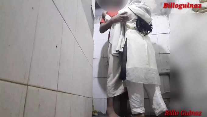 स्टेप सिस्टर का बाथरूम में पहला एनल अनुभव