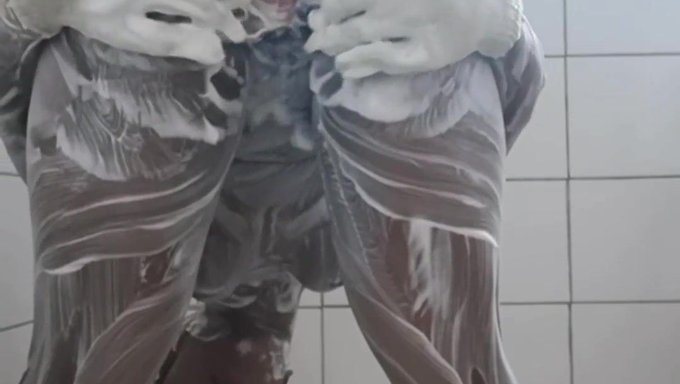 आकर्षक एबोनी टीन अकेले कामुक स्नान में लिप्त होती है।