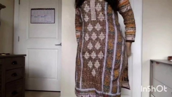 भारतीय पोर्न वीडियो में प्रदर्शन पर बड़ी भगनासा और निपल्स