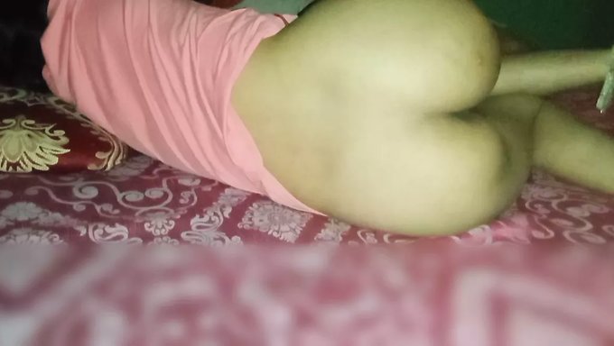 भारतीय बेब चाटती है और उसके साथी को संभोग सुख तक चोदती है