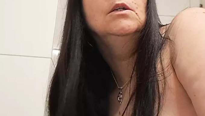 माँ की प्राकृतिक चूत चाटी और चोदी जाती है।