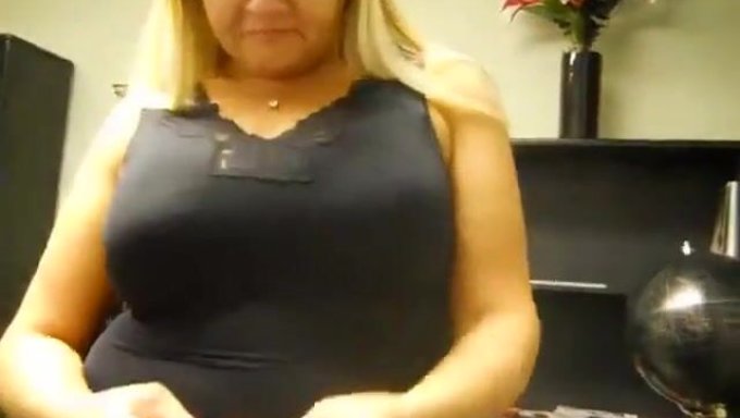 सुंदर स्तन वाली एक ब्लोंड Milf और एक वेबकैम शो