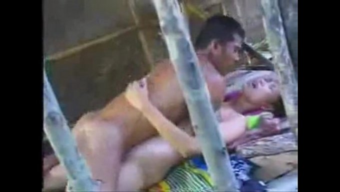 सौतेली मौसी और मौसा जी चोरी-छुपे एक-दूसरे के साथ चुपके-चुपके बाहर निकलते हैं, माहौल पूरी तरह गरम हो जाता है।