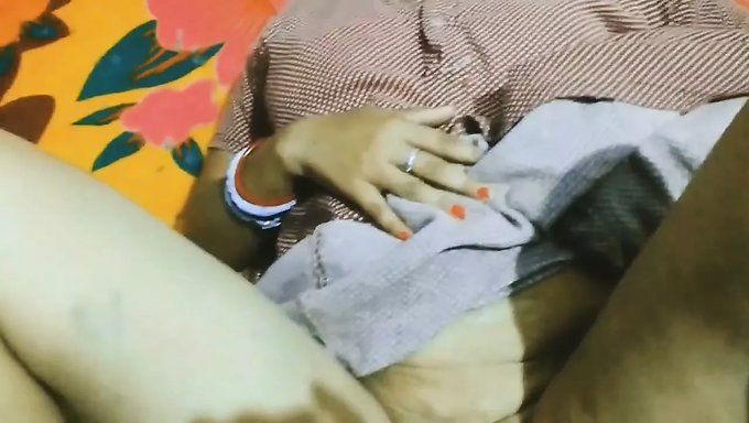 कॉलेज स्टूडेंट अपने बॉयफ्रेंड के साथ एक हार्डकोर वीडियो में गंदी हो जाती है।