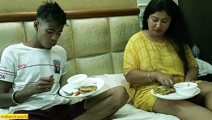 भारतीय छात्र की वर्जित सेक्स उसके सौतेले भाई के साथ कॉलेज छात्रावास में